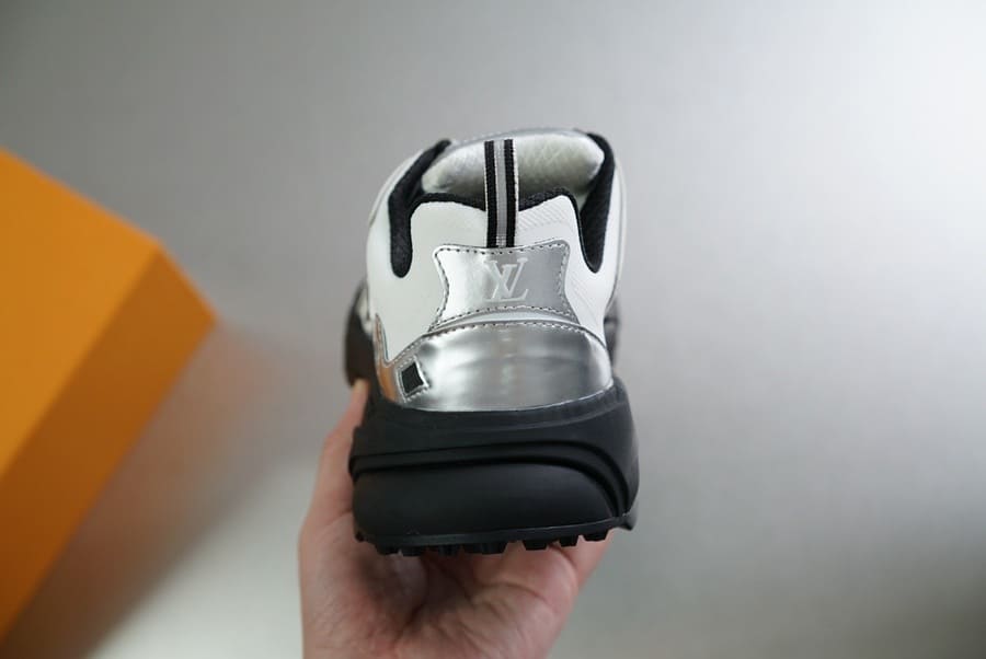 Tênis Louis Vuitton Runner Tatic Silver