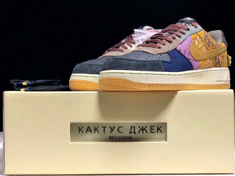 Tênis Nike Air Force 1 x Travis Scott Cactus Jack