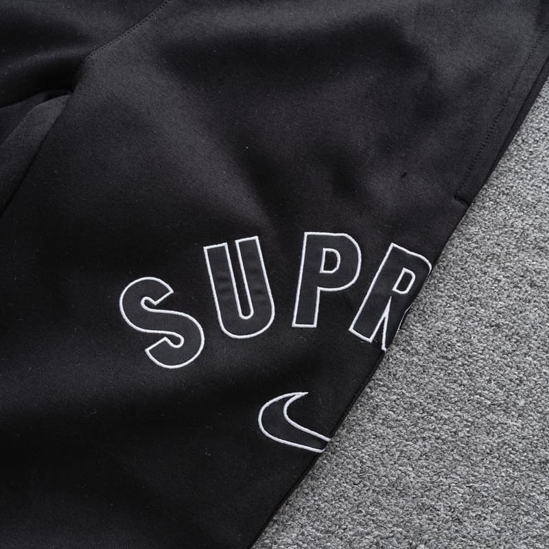 Calça Nike x Supreme Arc