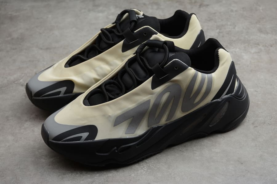 Tênis Adidas Yeezy 700 MNVN Bone
