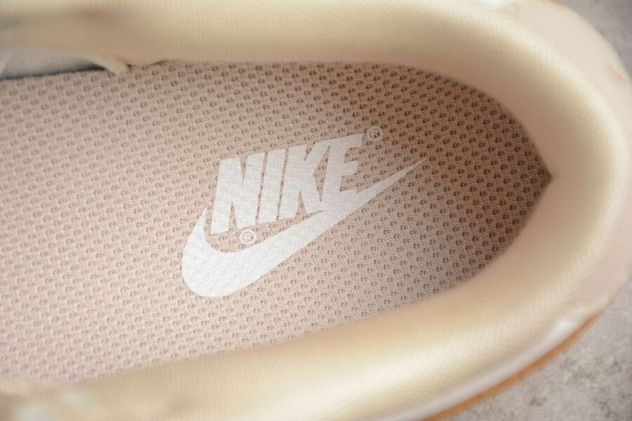 Tênis Nike Dunk Low Phantom Metallic Gold