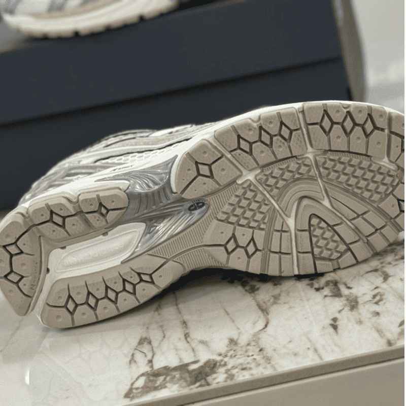 Tênis New Balance 1906R Silver Metallic