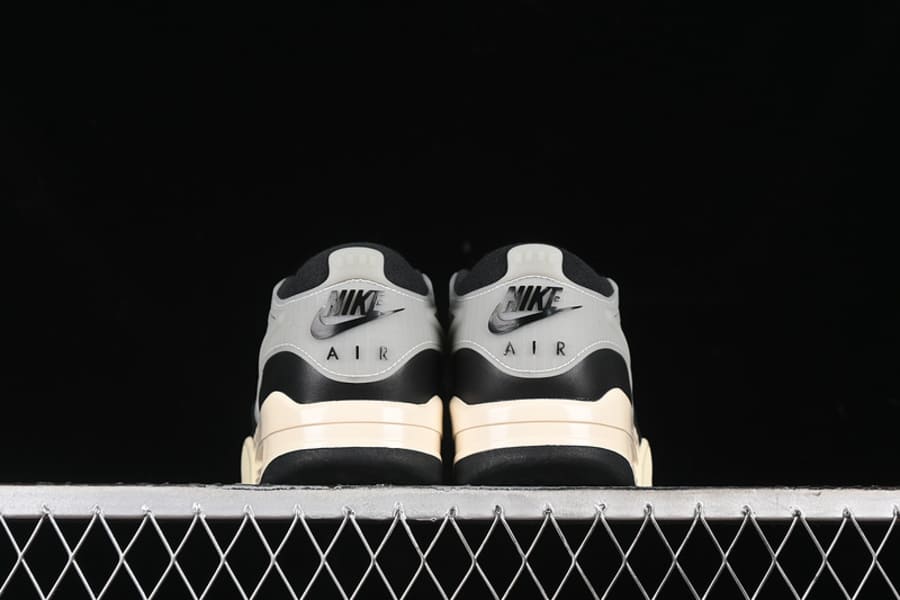 Tênis Air Jordan 4 RM Black Sail