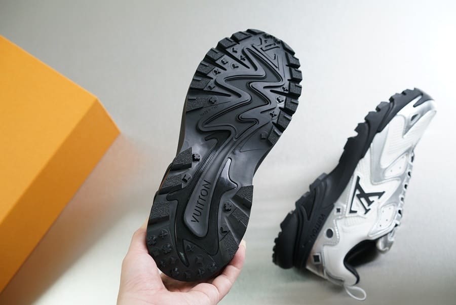 Tênis Louis Vuitton Runner Tatic Silver