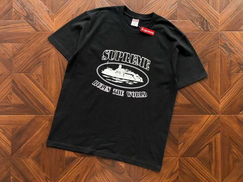 PRONTA ENTREGA - Camiseta Corteiz x Supreme Rules The World Black