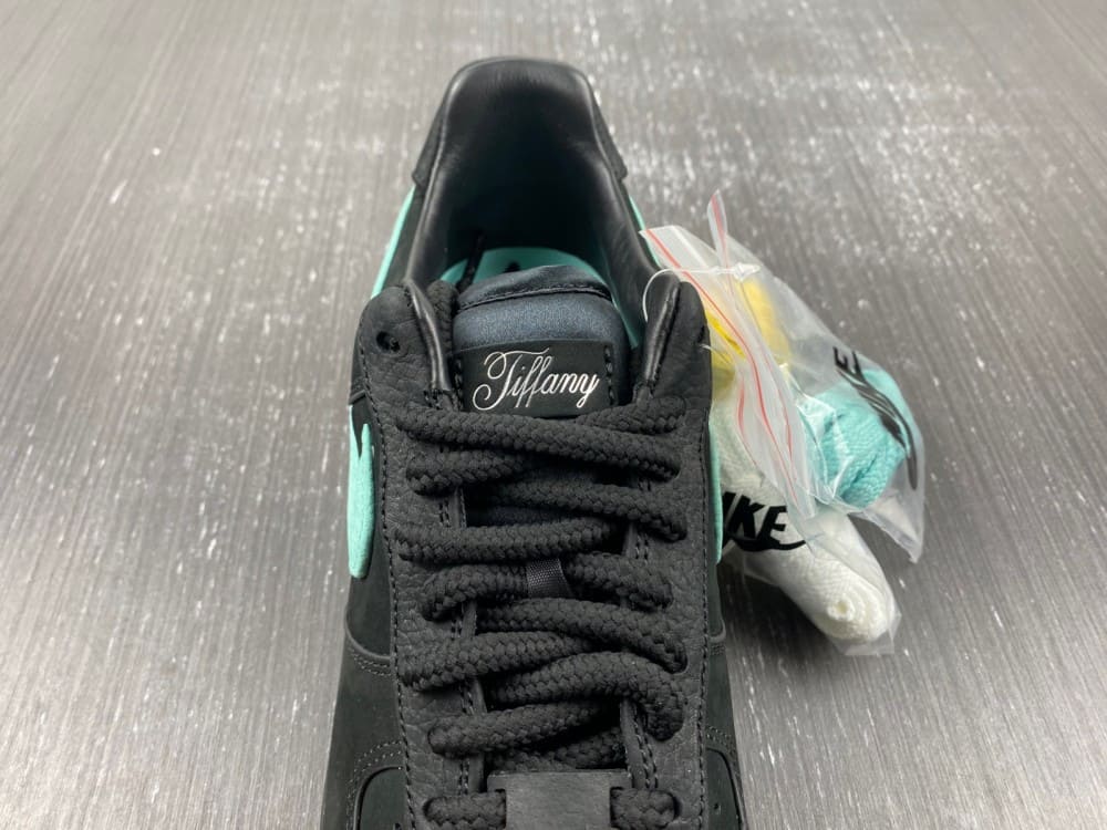Tênis Nike Air Force 1 Tiffany & Co.