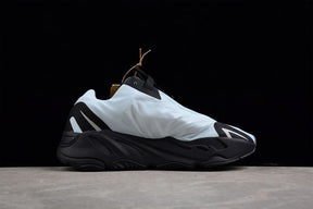 Tênis Adidas Yeezy 700 MNVN Blue Tint
