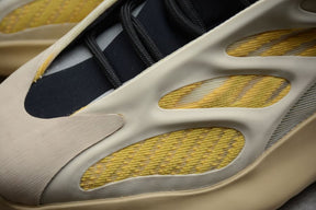 Tênis Adidas Yeezy 700 V3 Safflower