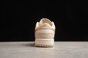 Tênis Nike Dunk Low Phantom Metallic Gold