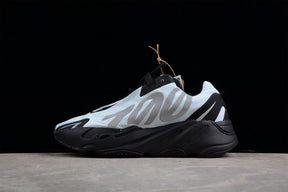 Tênis Adidas Yeezy 700 MNVN Blue Tint