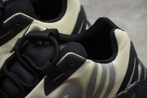 Tênis Adidas Yeezy 700 MNVN Bone