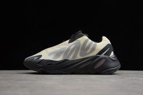 Tênis Adidas Yeezy 700 MNVN Bone