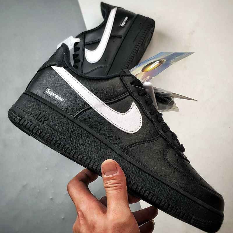 Tênis Air Force 1 Low Black x Supreme