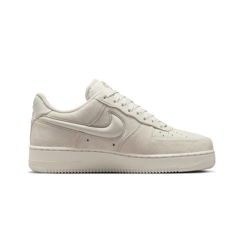 Tênis Air Force 1 Low Suede Glossy Light Bone