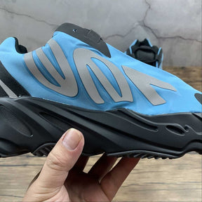 Tênis Adidas Yeezy Boost 700 MNVN Bright Cyan