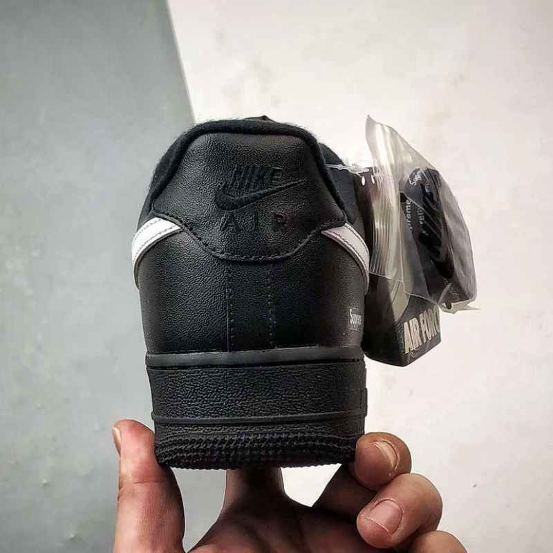 Tênis Air Force 1 Low Black x Supreme