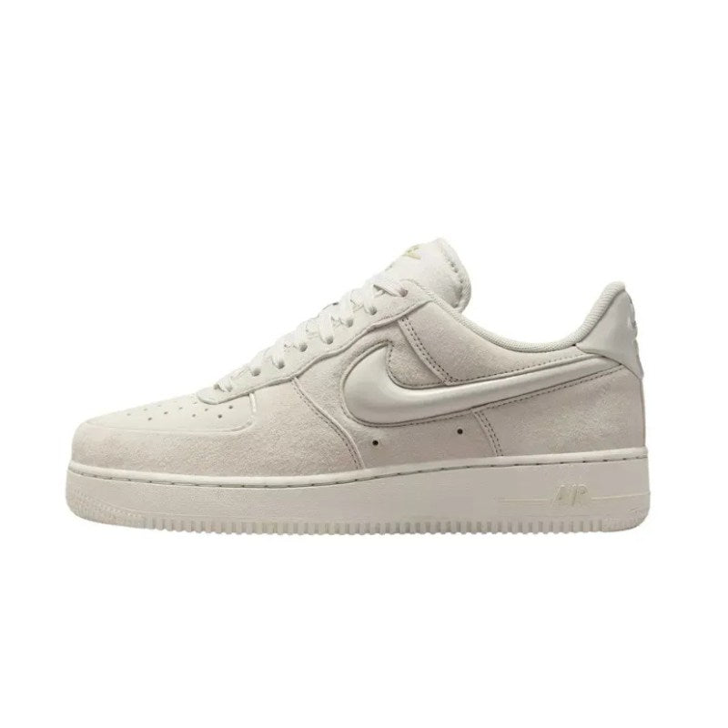 Tênis Air Force 1 Low Suede Glossy Light Bone