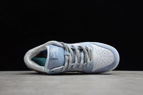 Tênis Nike SB Dunk Low x Sean Cliver