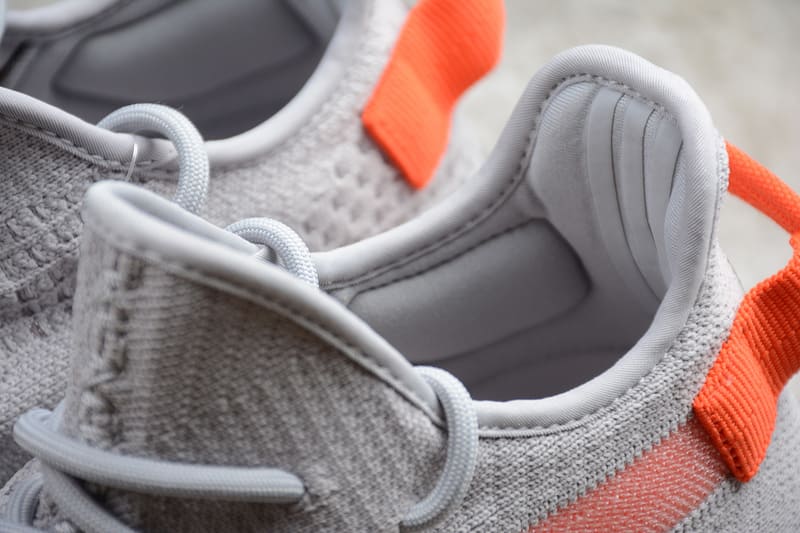 Tênis Adidas Yeezy 350 V2 Tail Light