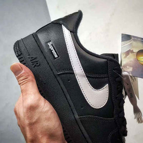 Tênis Air Force 1 Low Black x Supreme