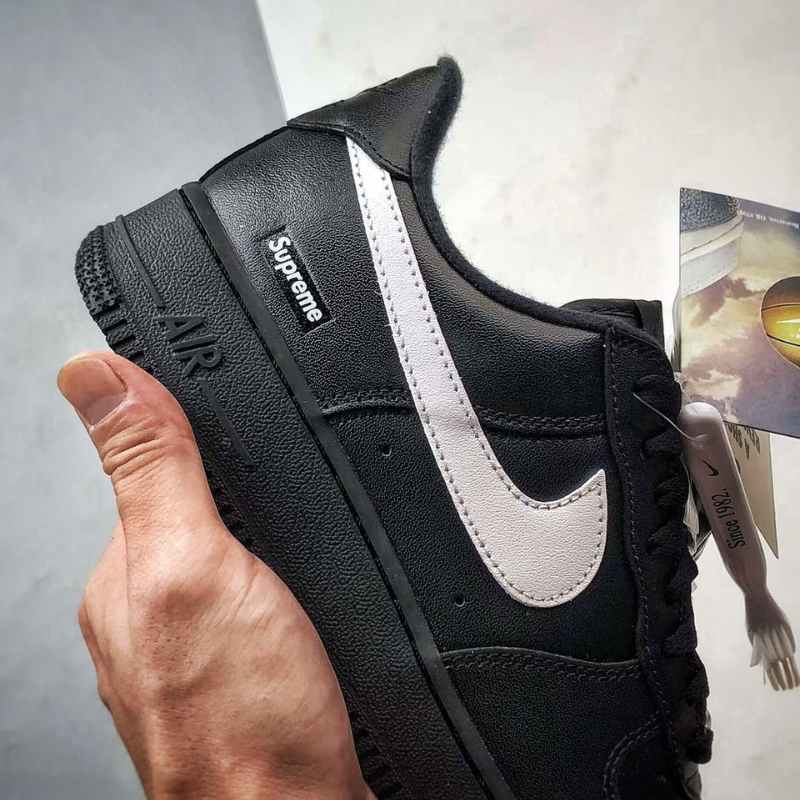 Tênis Air Force 1 Low Black x Supreme