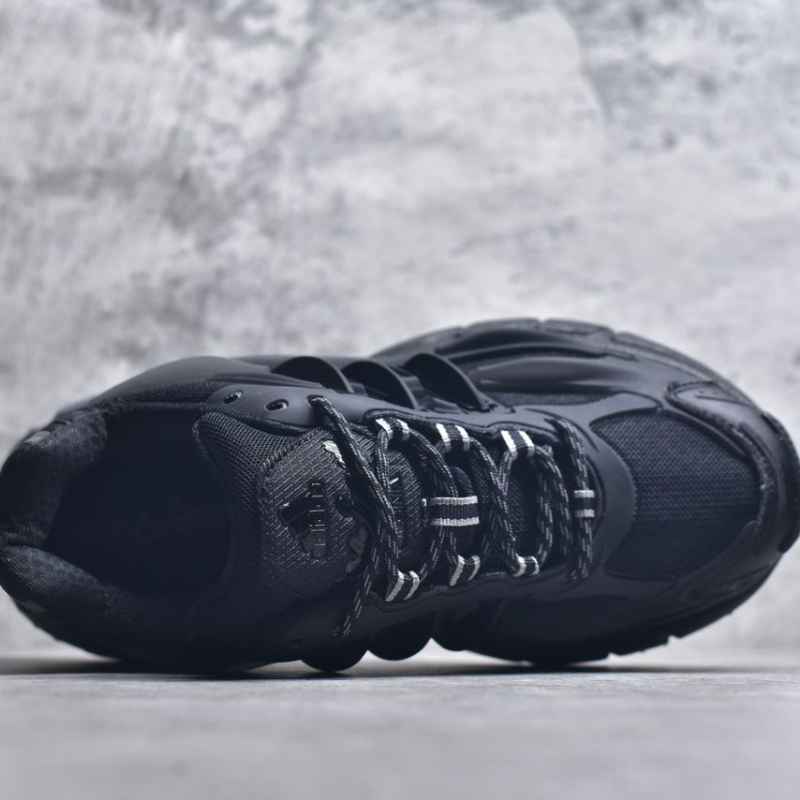 Tênis Pharrell Williams x Adidas Adistar Jellyfish Triple Black