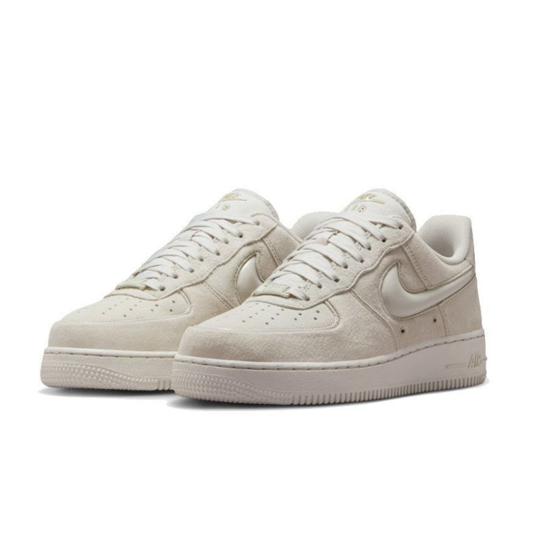 Tênis Air Force 1 Low Suede Glossy Light Bone