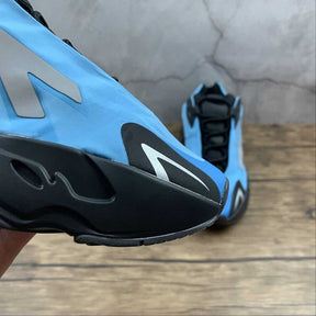 Tênis Adidas Yeezy Boost 700 MNVN Bright Cyan
