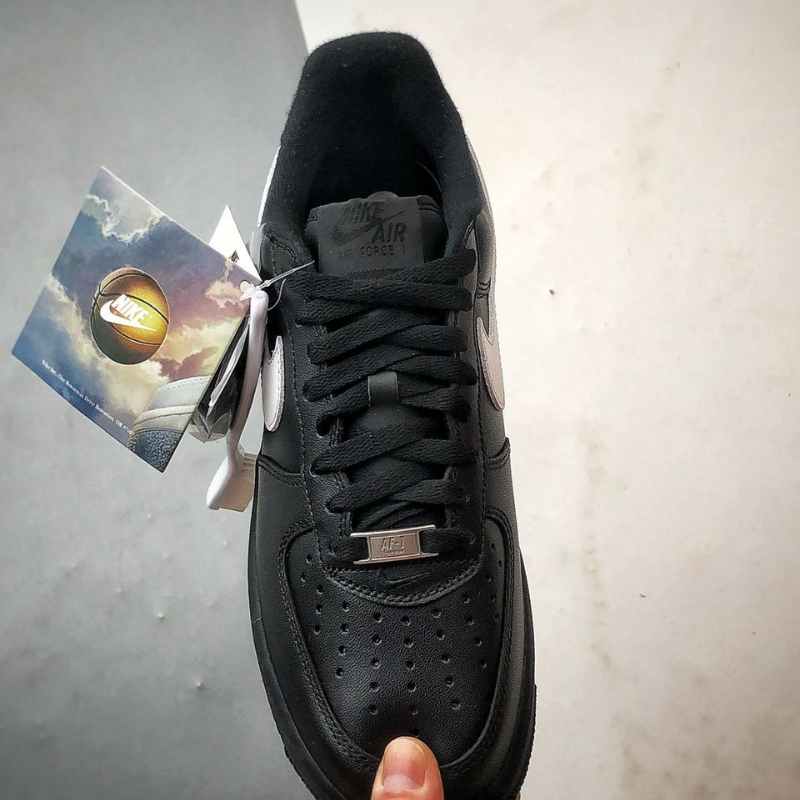 Tênis Air Force 1 Low Black x Supreme