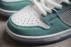 Tênis Nike SB Dunk Low Turbo Green x April Skateboards