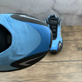 Tênis Adidas Yeezy Boost 700 MNVN Bright Cyan