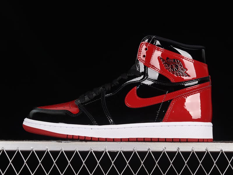 Tênis Air Jordan 1 High Patent Bred