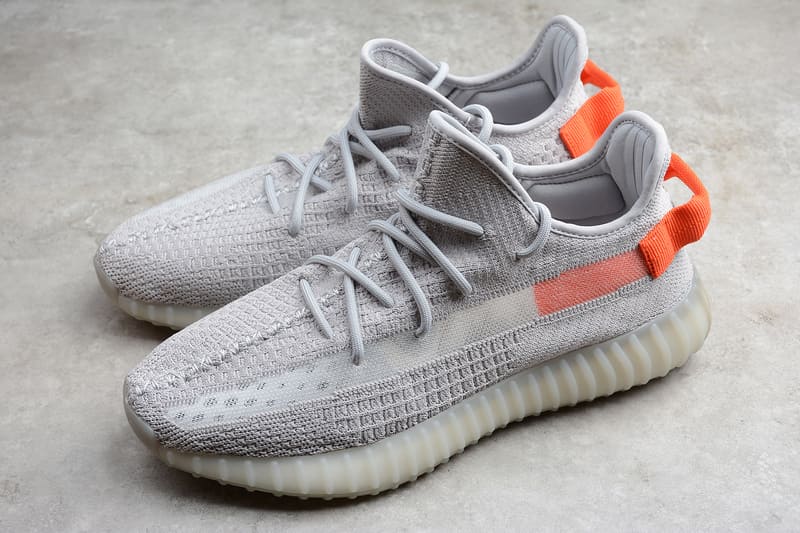Tênis Adidas Yeezy 350 V2 Tail Light