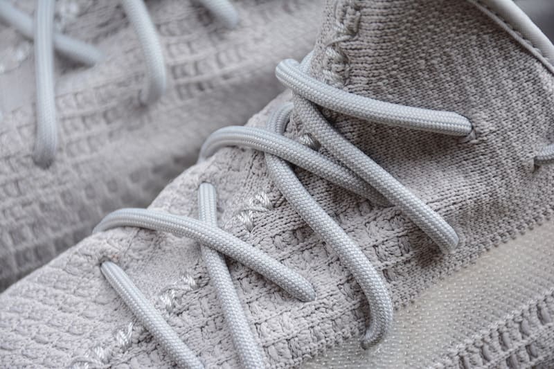 Tênis Adidas Yeezy 350 V2 Tail Light