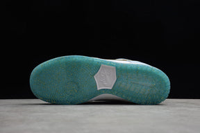 Tênis Nike SB Dunk Low x Sean Cliver