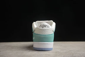Tênis Nike SB Dunk Low Turbo Green x April Skateboards