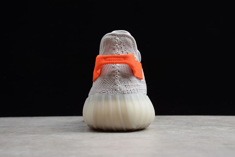 Tênis Adidas Yeezy 350 V2 Tail Light