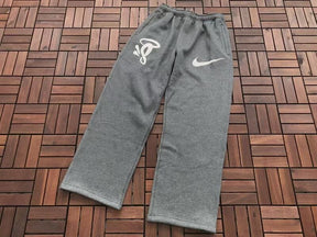 Conjunto Syna World x Nike Solo Swoosh Fleece Full-Zip Grey