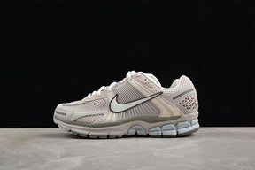 Tênis Nike Zoom Vomero 5 Light Orewood Brown