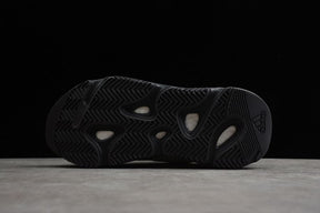 Tênis Adidas Yeezy 700 MNVN Bone