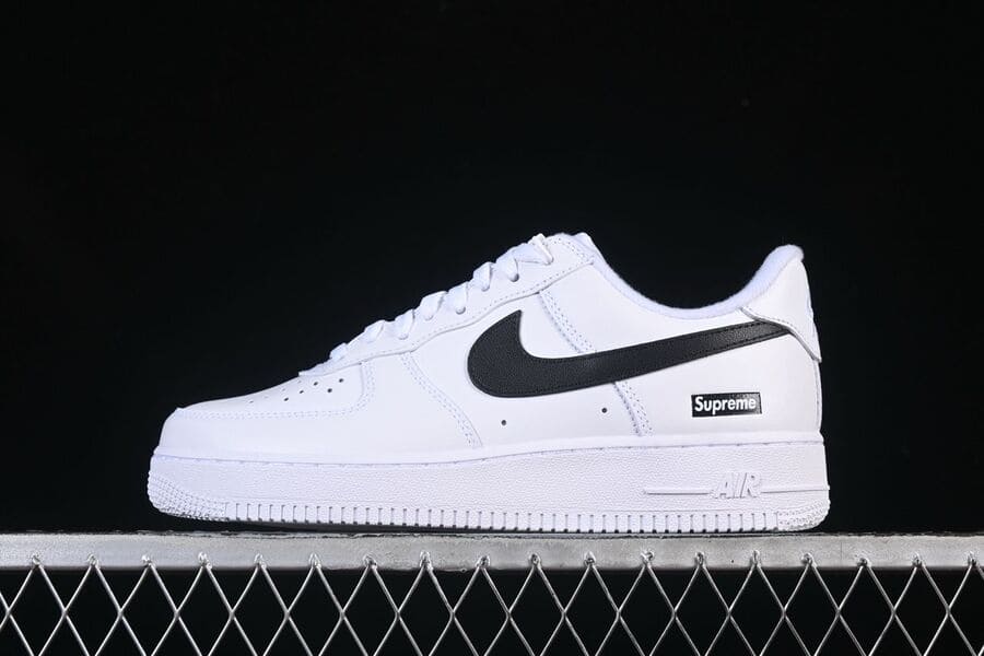 Tênis Air Force 1 Low White x Supreme