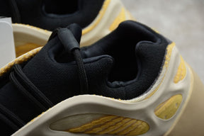 Tênis Adidas Yeezy 700 V3 Safflower